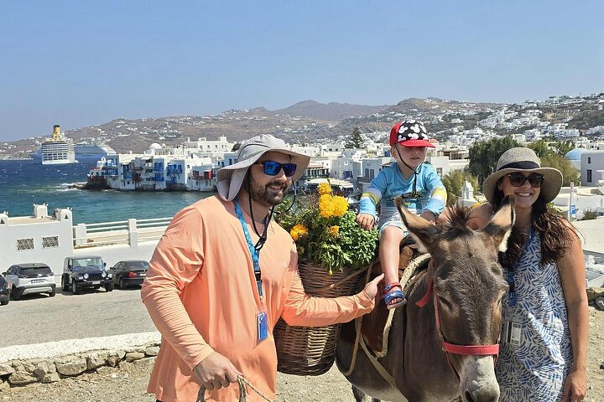 Un hombre y una mujer con un niño en un burro
