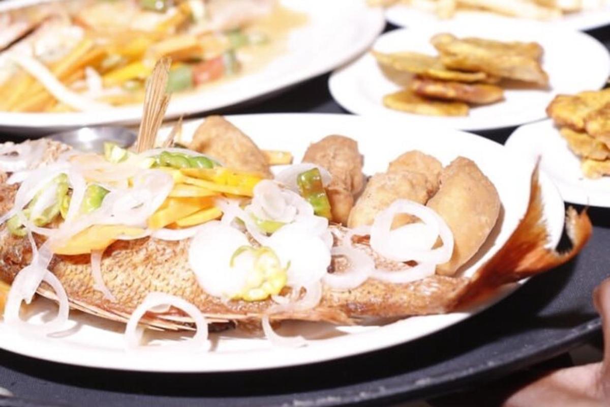 桌上的一盘白色食物