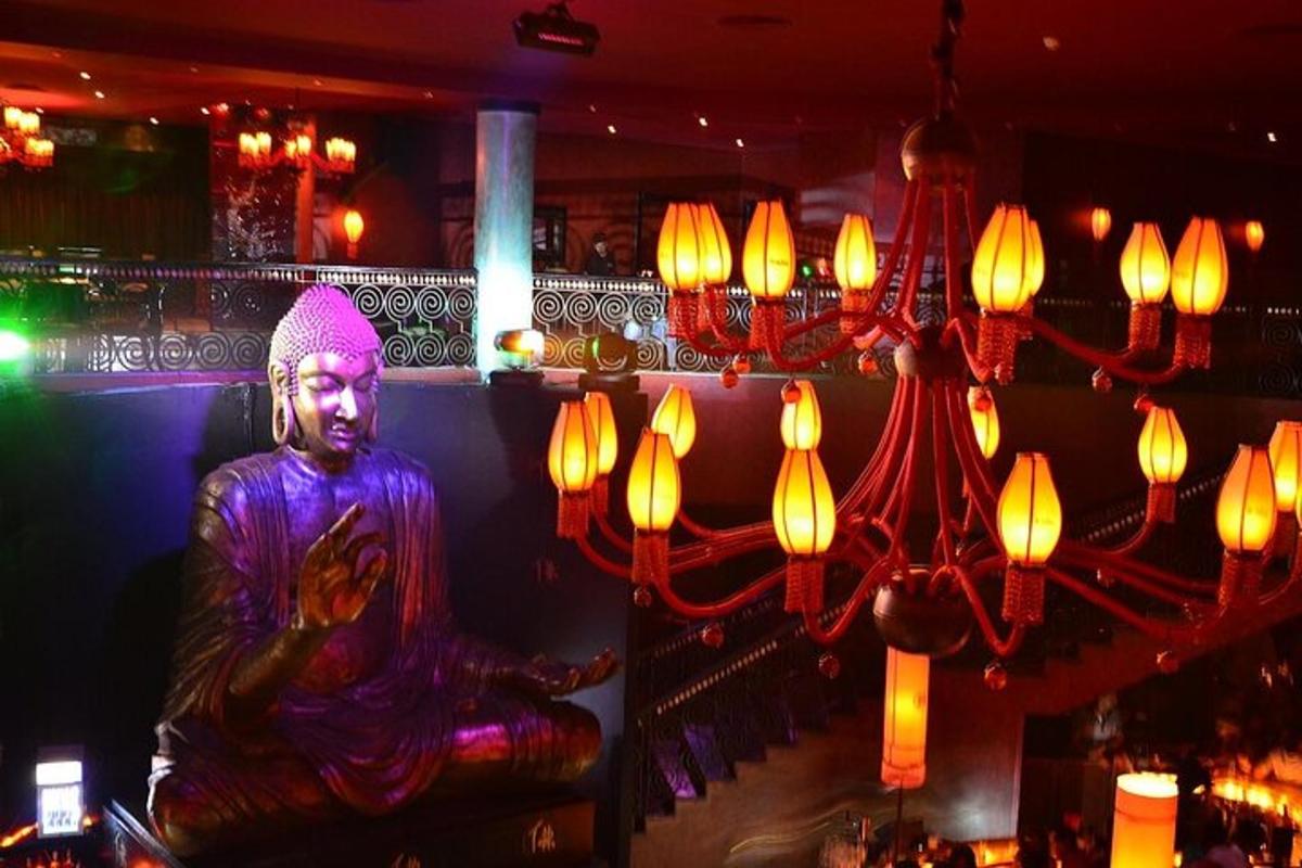 patung ungu buddha di dalam bilik dengan lampu