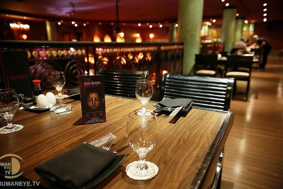 meja kayu di restoran dengan gelas wain