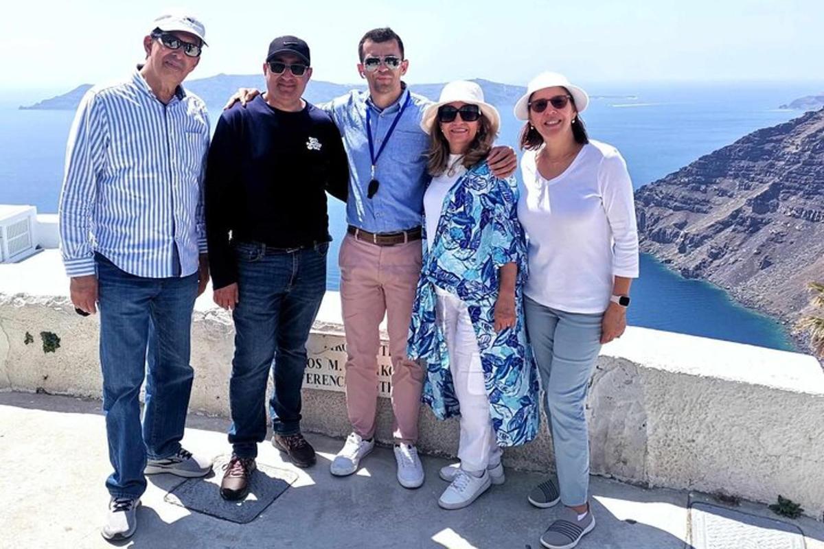 μια ομάδα ανθρώπων που ποζάρουν για μια φωτογραφία σε ένα περβάζι