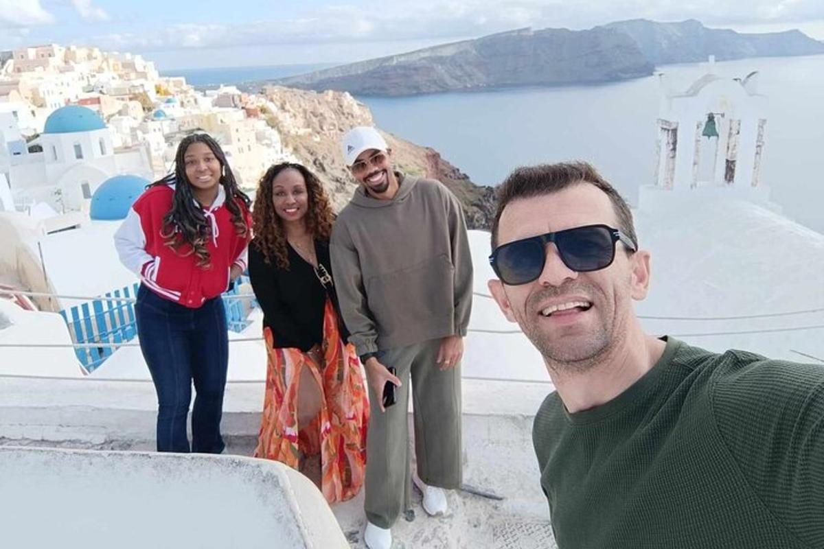 μια ομάδα ανθρώπων που στέκονται στην άκρη ενός κτιρίου