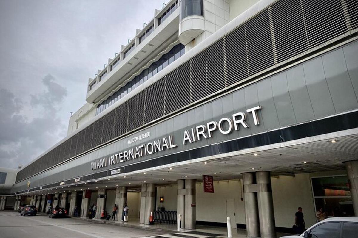 un edificio con un cartello per un aeroporto internazionale