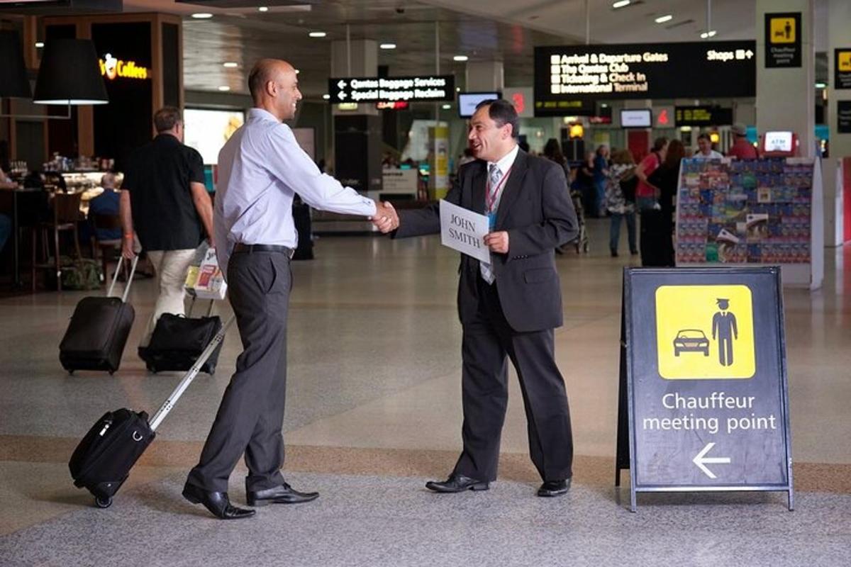 due uomini si stringono la mano in un terminal dell'aeroporto