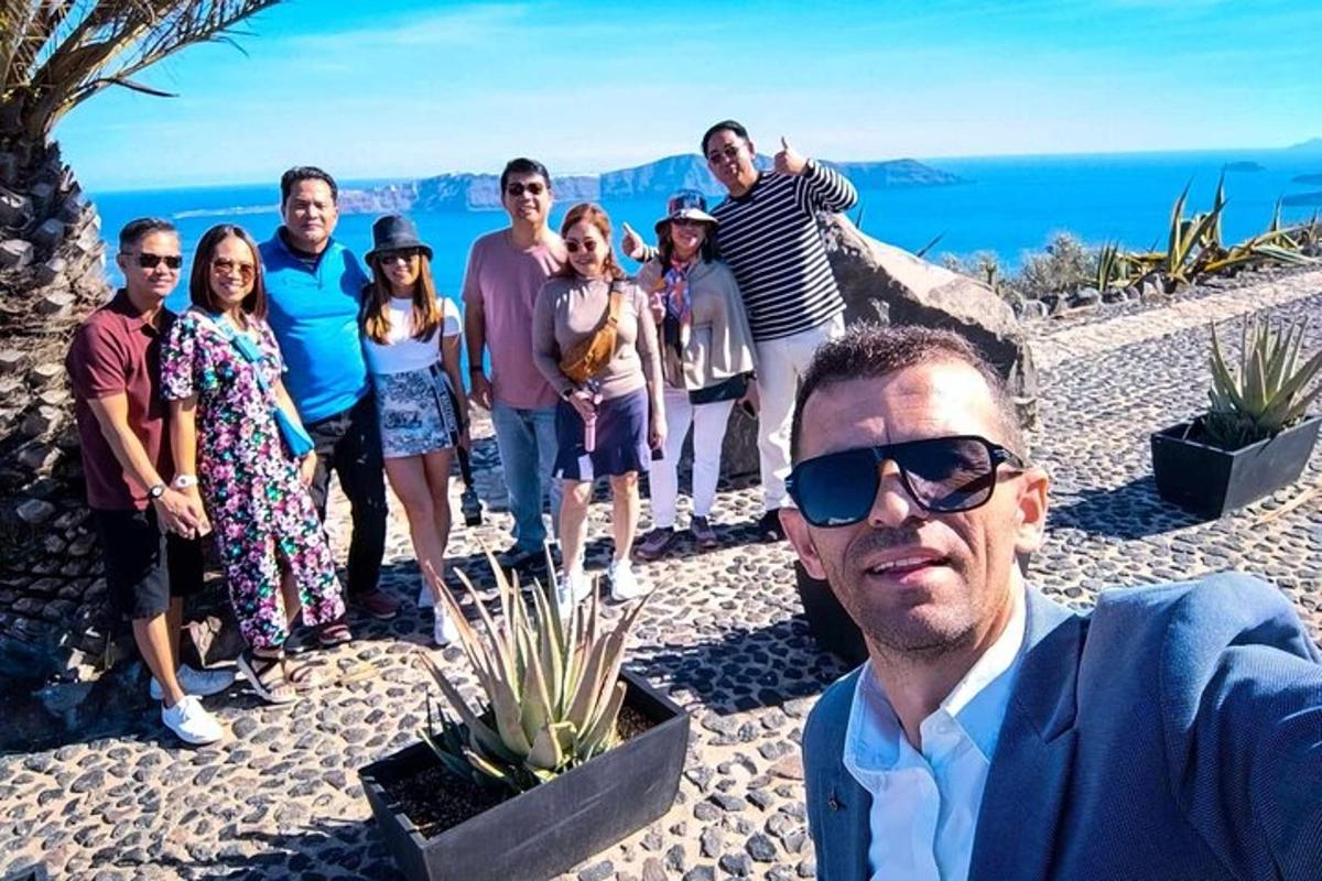 un gruppo di persone posa per una foto