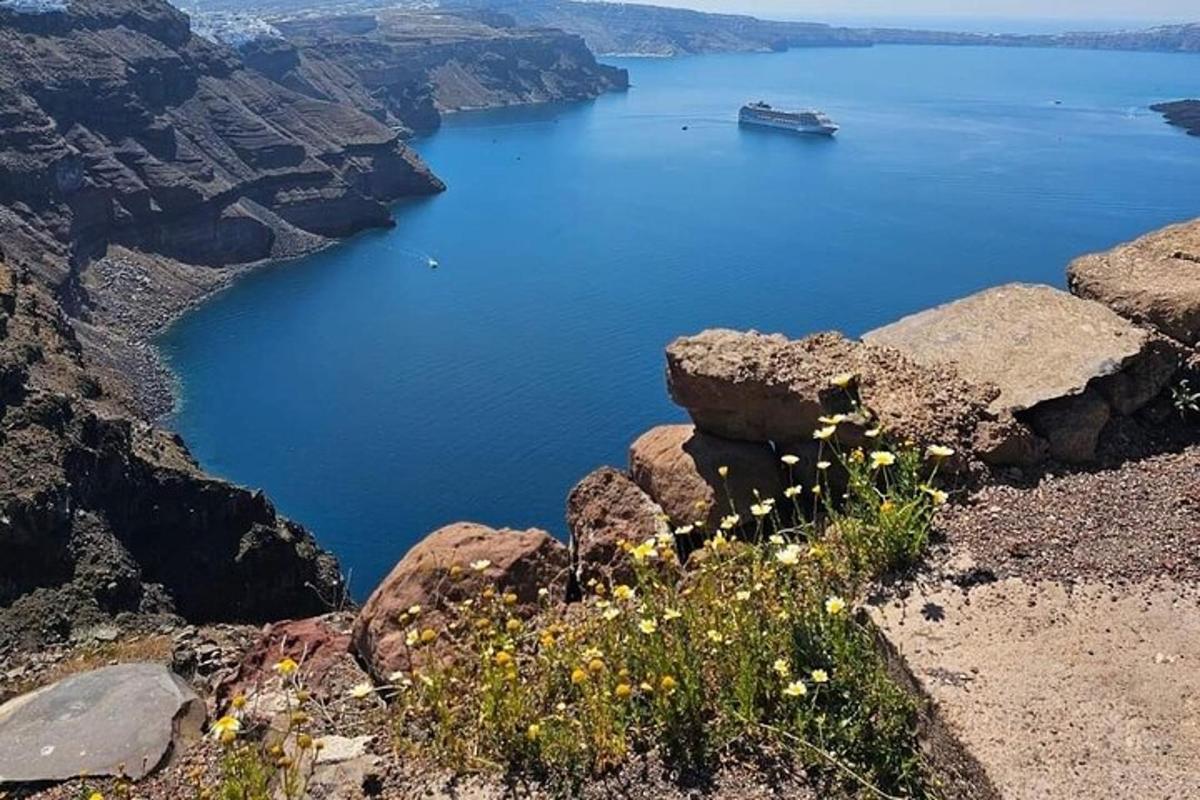una vista di un grande specchio d'acqua con una barca