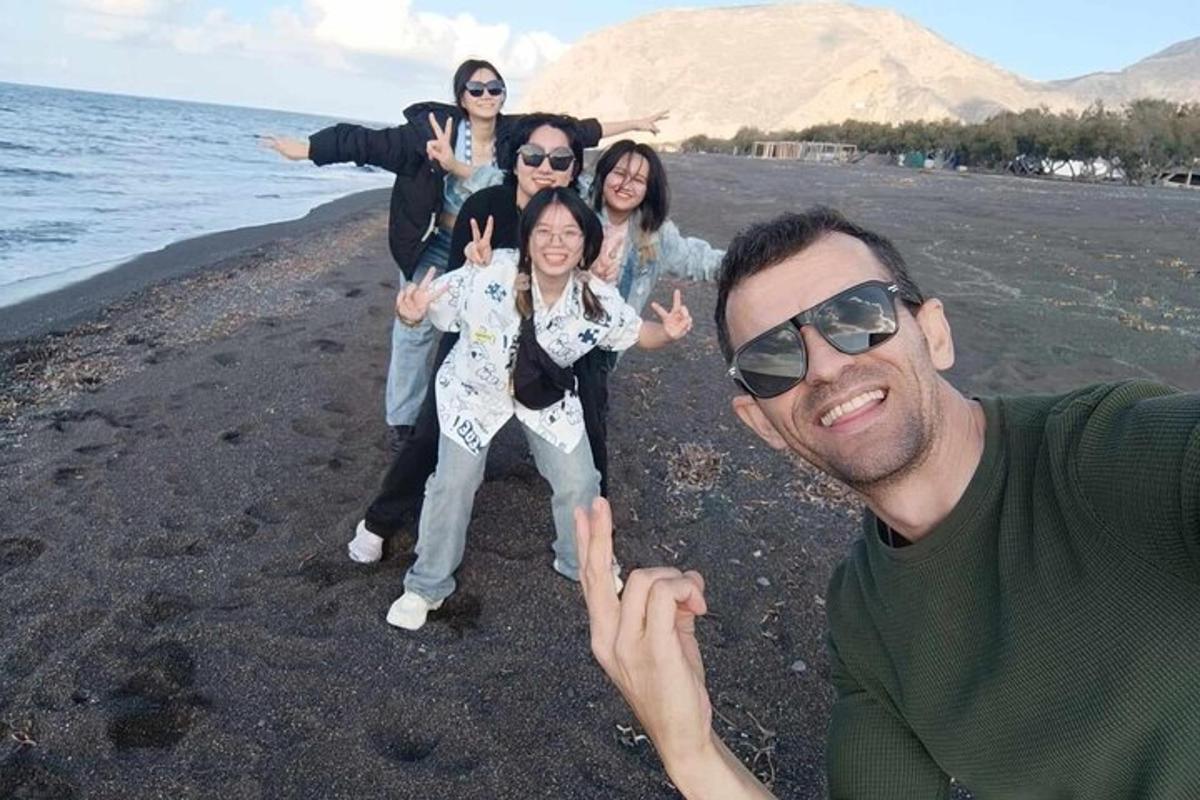 un gruppo di persone in posa per una foto sulla spiaggia