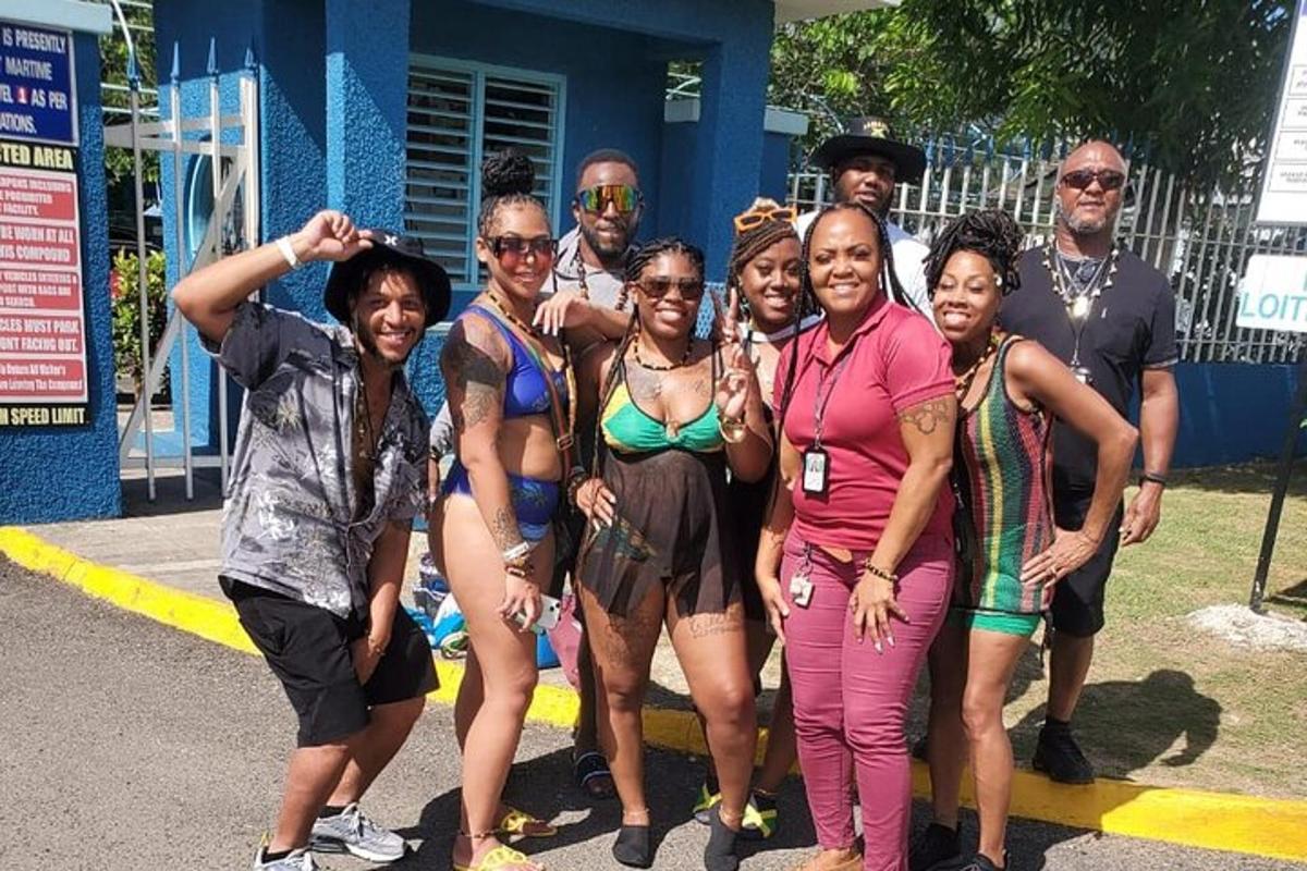un grup de persones en banyador posant per a una foto