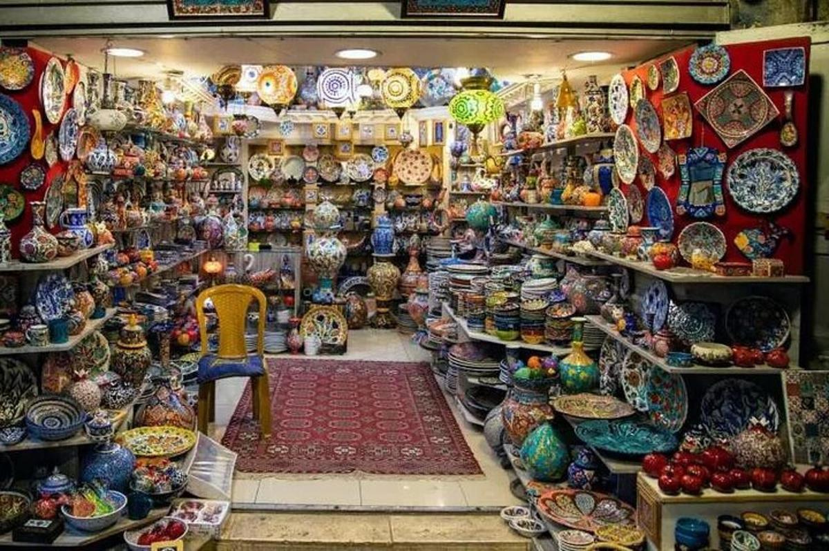 Una tienda llena de cerámica en exhibición.