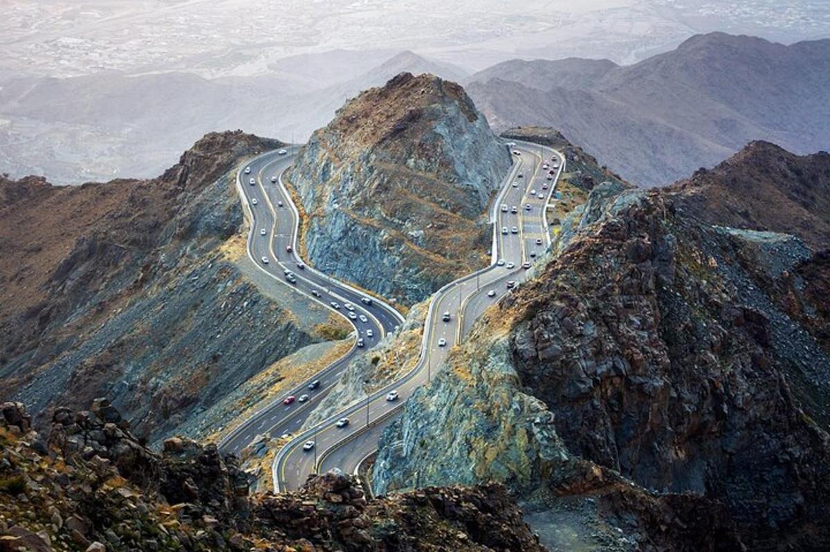uma rodovia na encosta de uma montanha