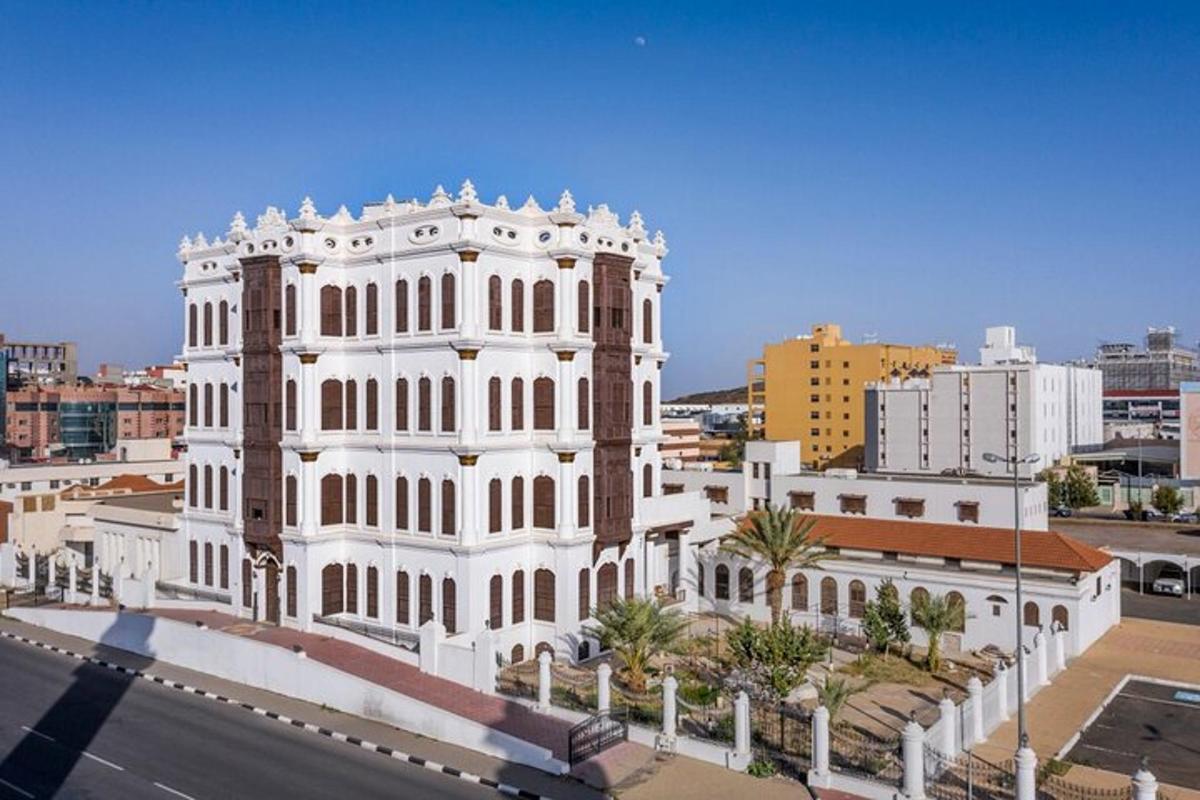un gran edificio blanco en una ciudad