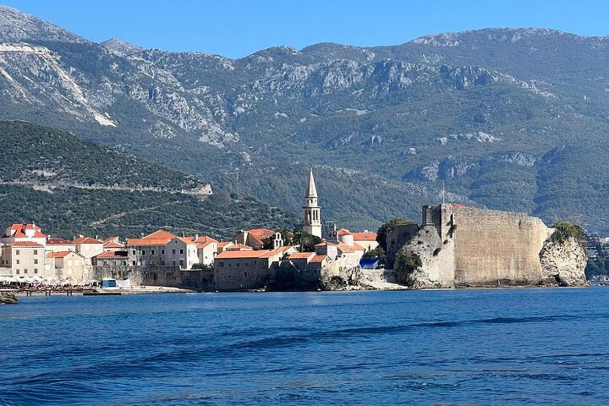 μια πόλη στην όχθη ενός υδάτινου σώματος