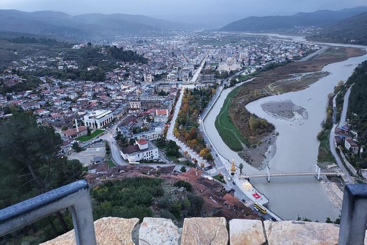 zračni pogled na mesto in reko