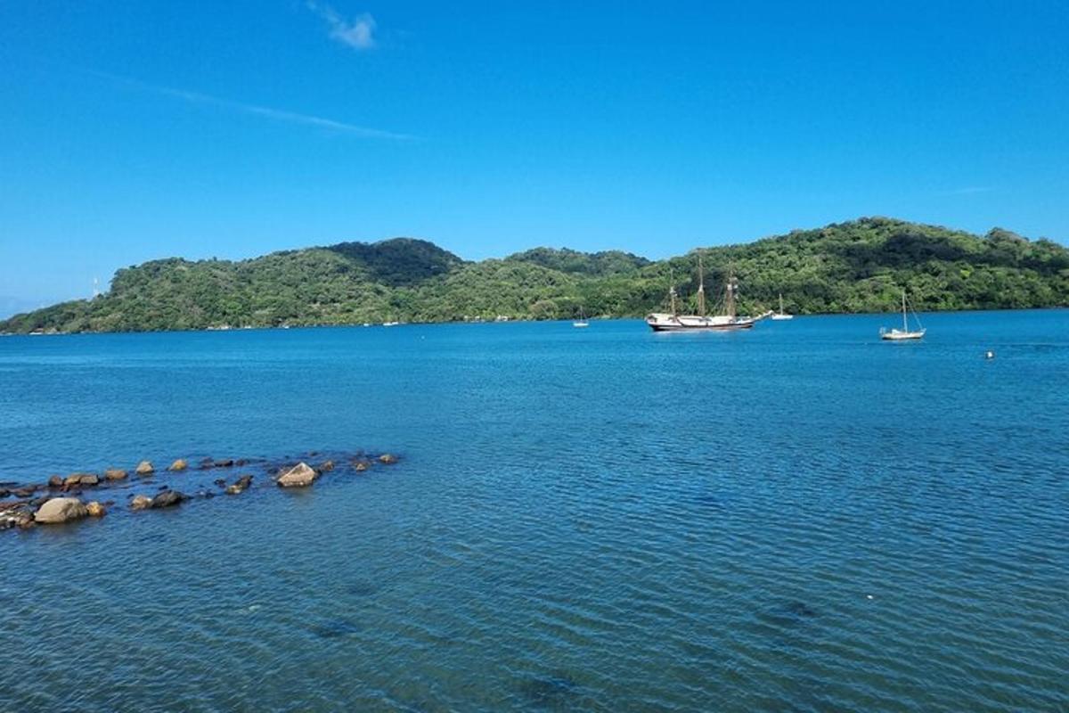 un grande specchio d'acqua con due barche al suo interno