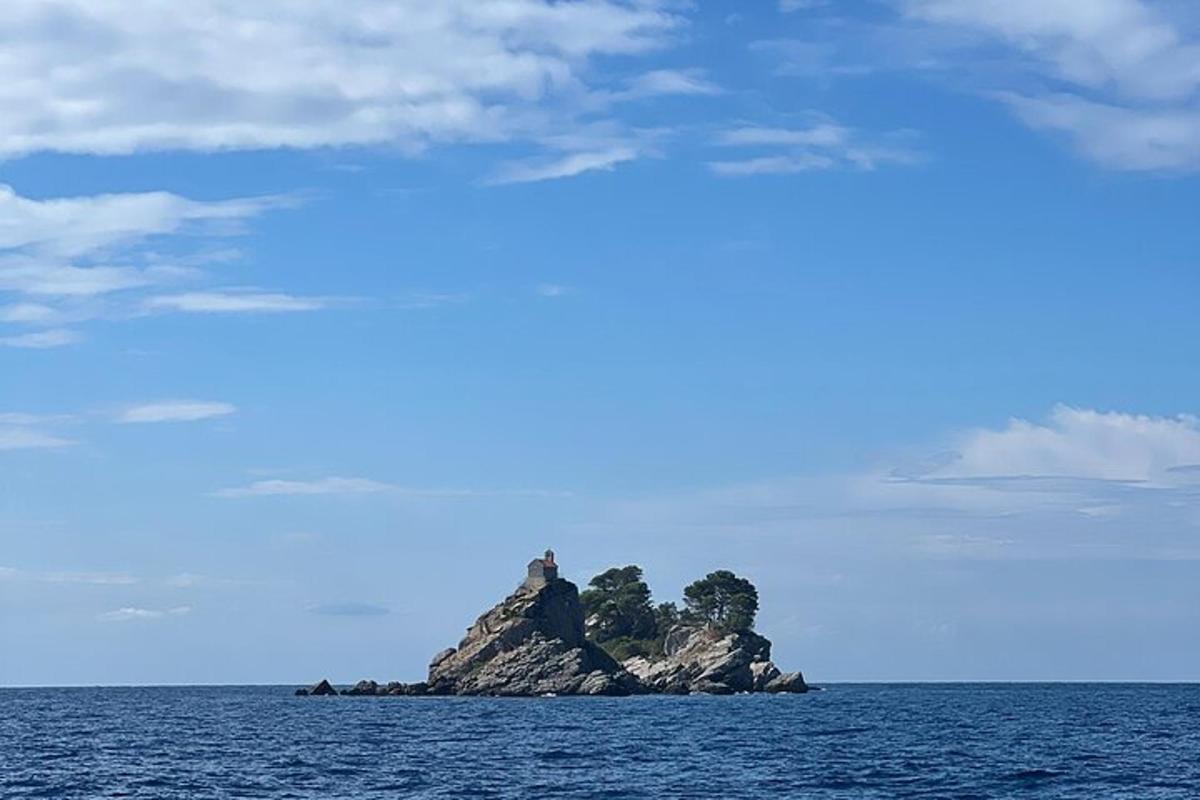 ένα μικρό νησί στη μέση του ωκεανού