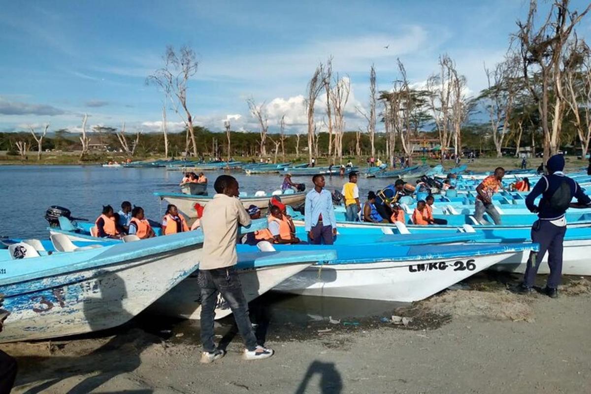 sekumpulan orang dalam bot di atas air