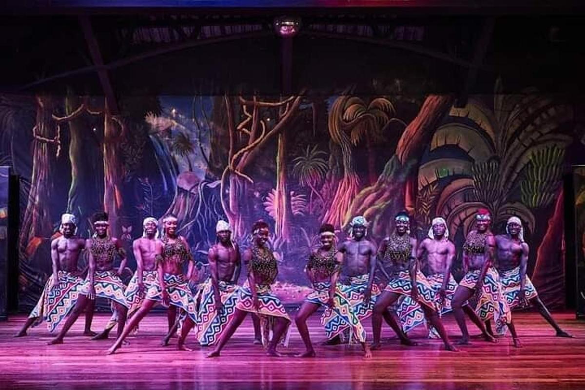sekumpulan lelaki menari di atas pentas