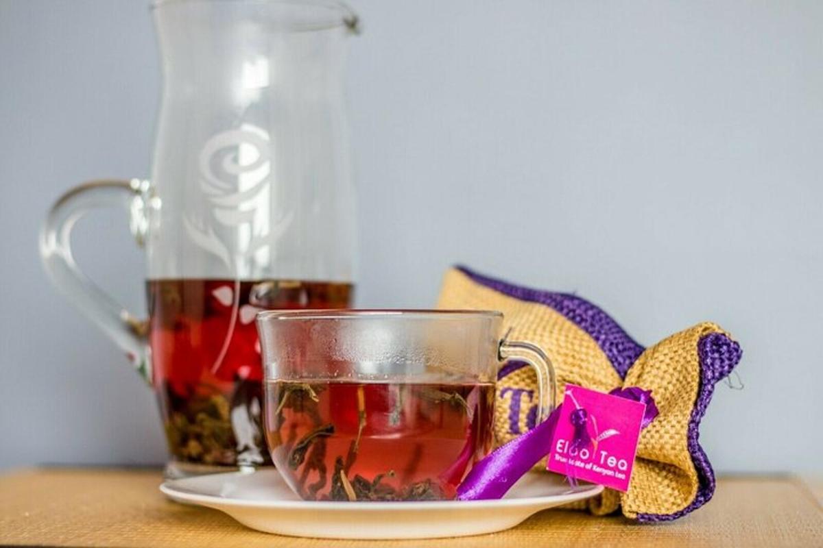 una tazza di tè appoggiata su un piatto accanto a una tazza di tè
