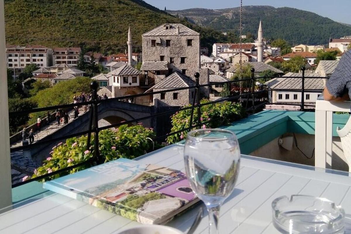 miza s kozarcem vina na balkonu