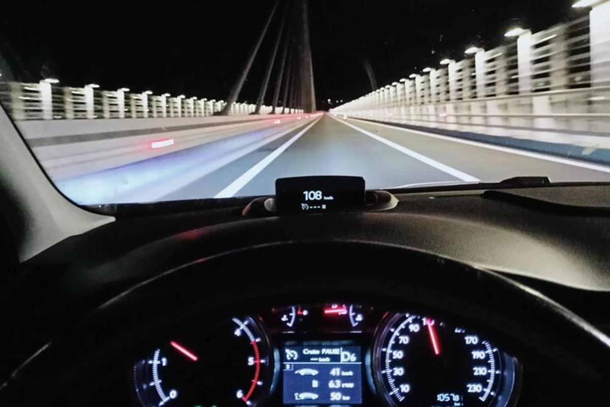 armaturna plošča avtomobila, ki se ponoči vozi po avtocesti