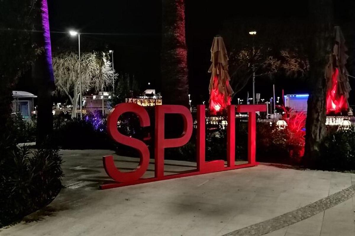 velik rdeč napis, ki pravi spa ponoči