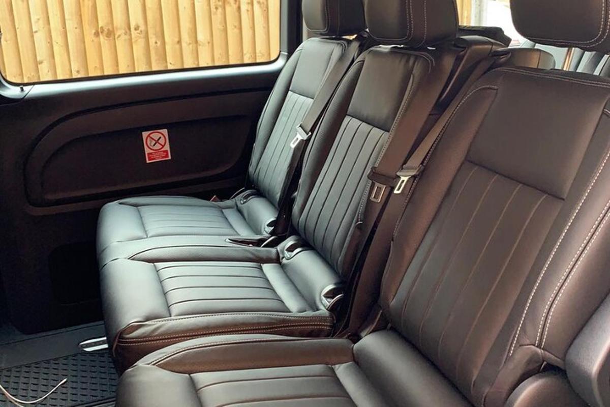 Dos asientos vacíos en la parte trasera de un coche