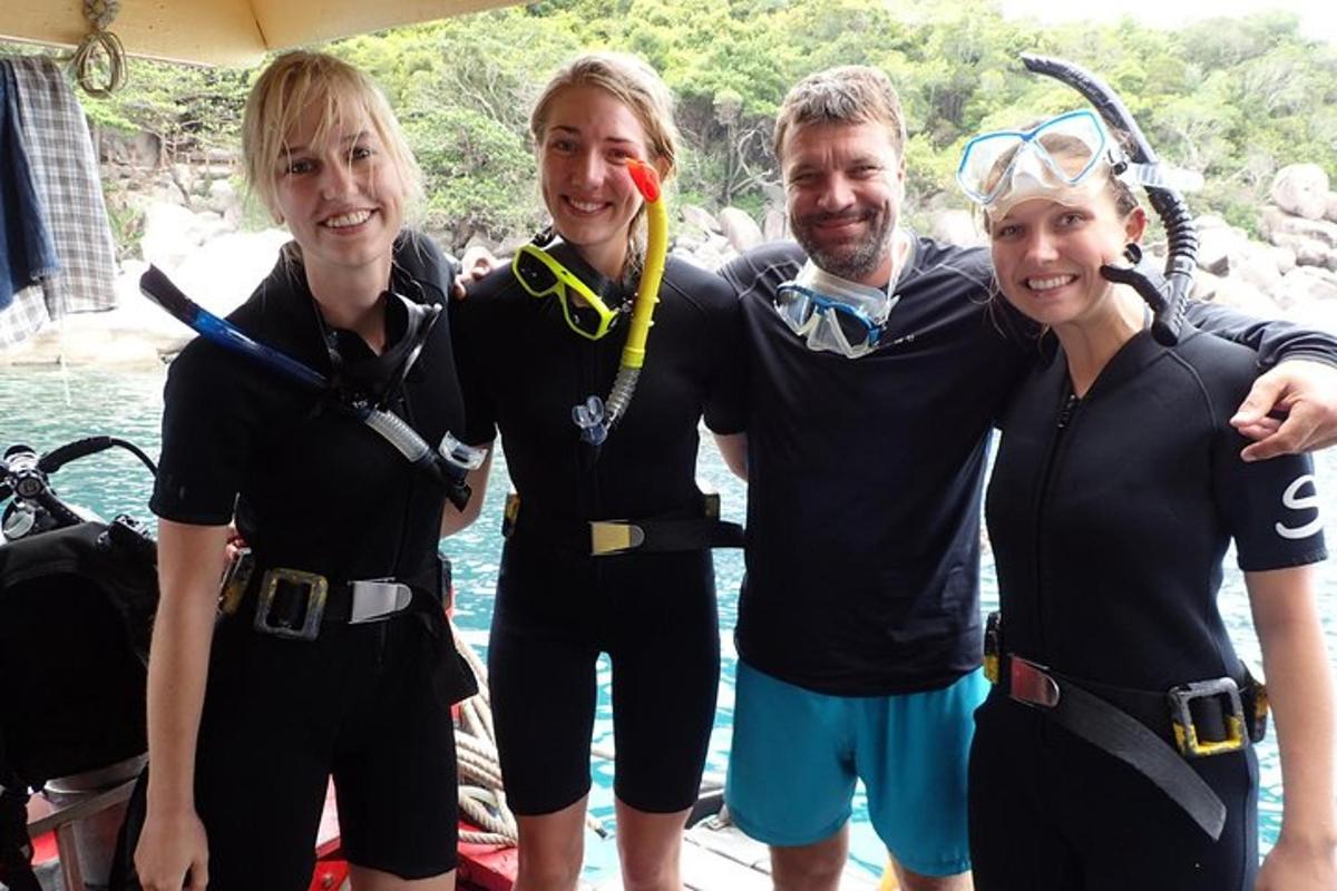 un gruppo di persone in piedi su una barca in acqua