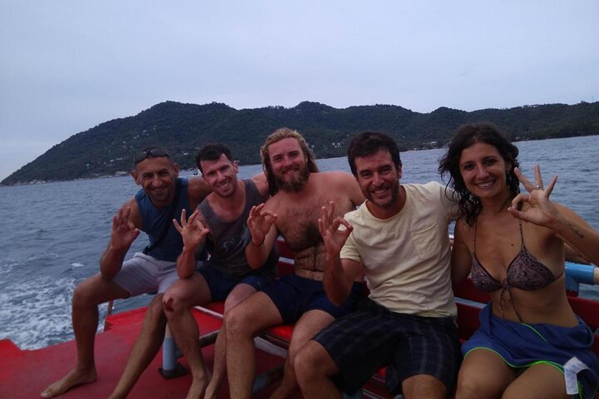 een groep mensen die op een boot zitten