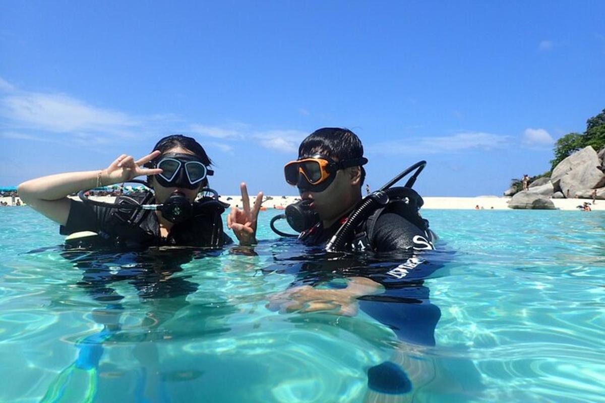 due persone nell'acqua dell'oceano