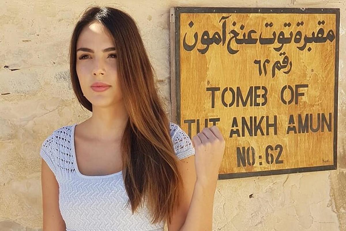 naine seisab sildi ees