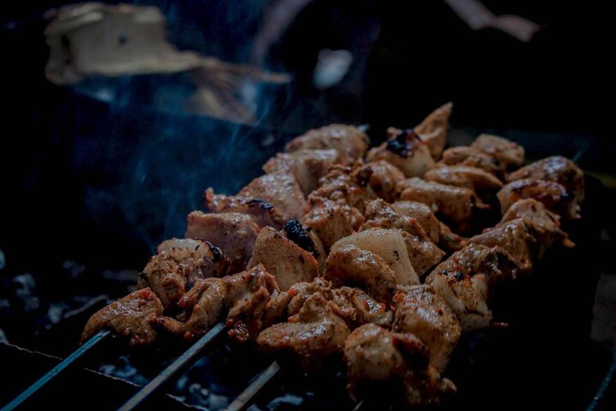 hromada jídla vařícího se na grilu