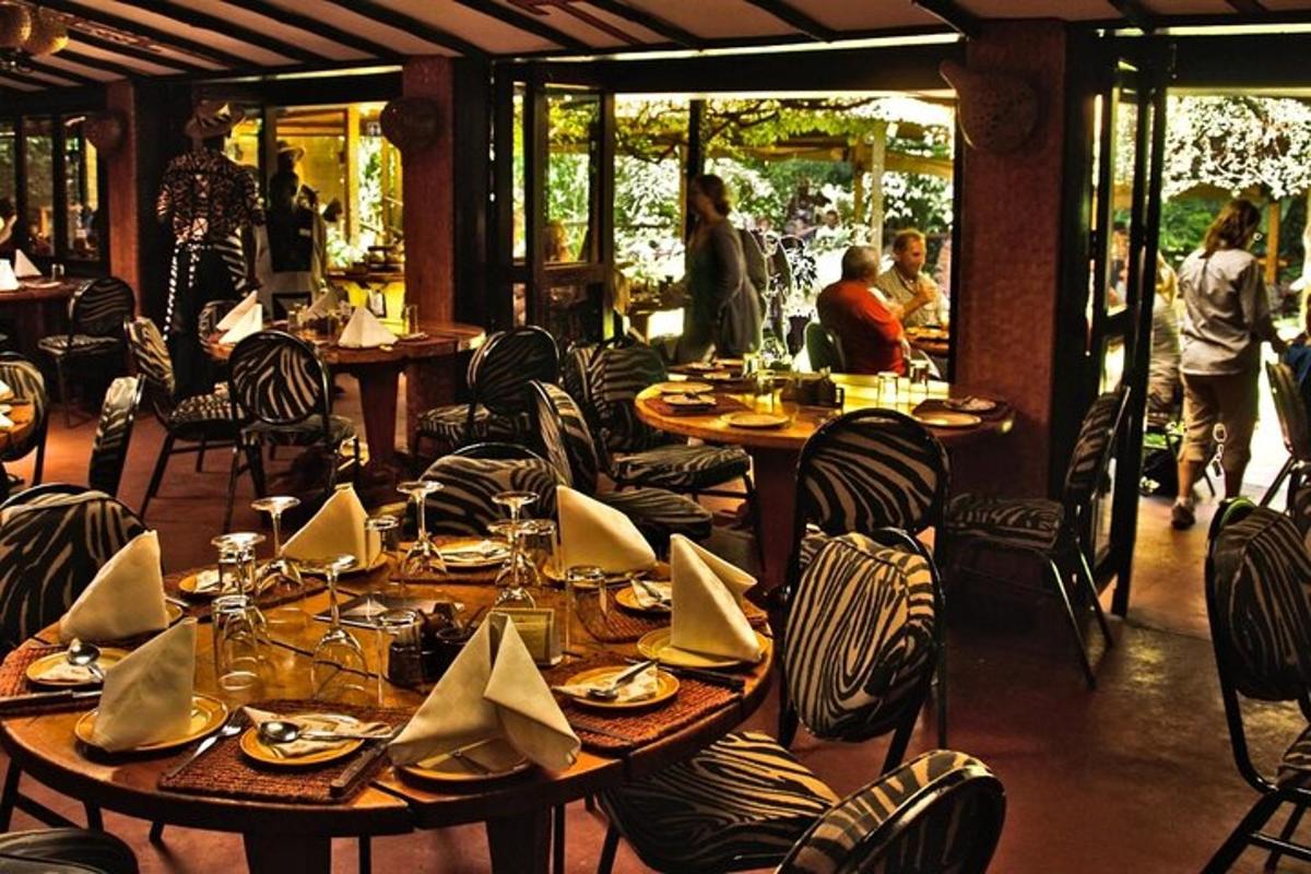 restaurace se stoly a židlemi a lidmi, kteří se procházejí kolem