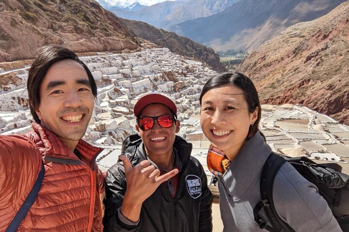 sekumpulan tiga orang berdiri di atas gunung