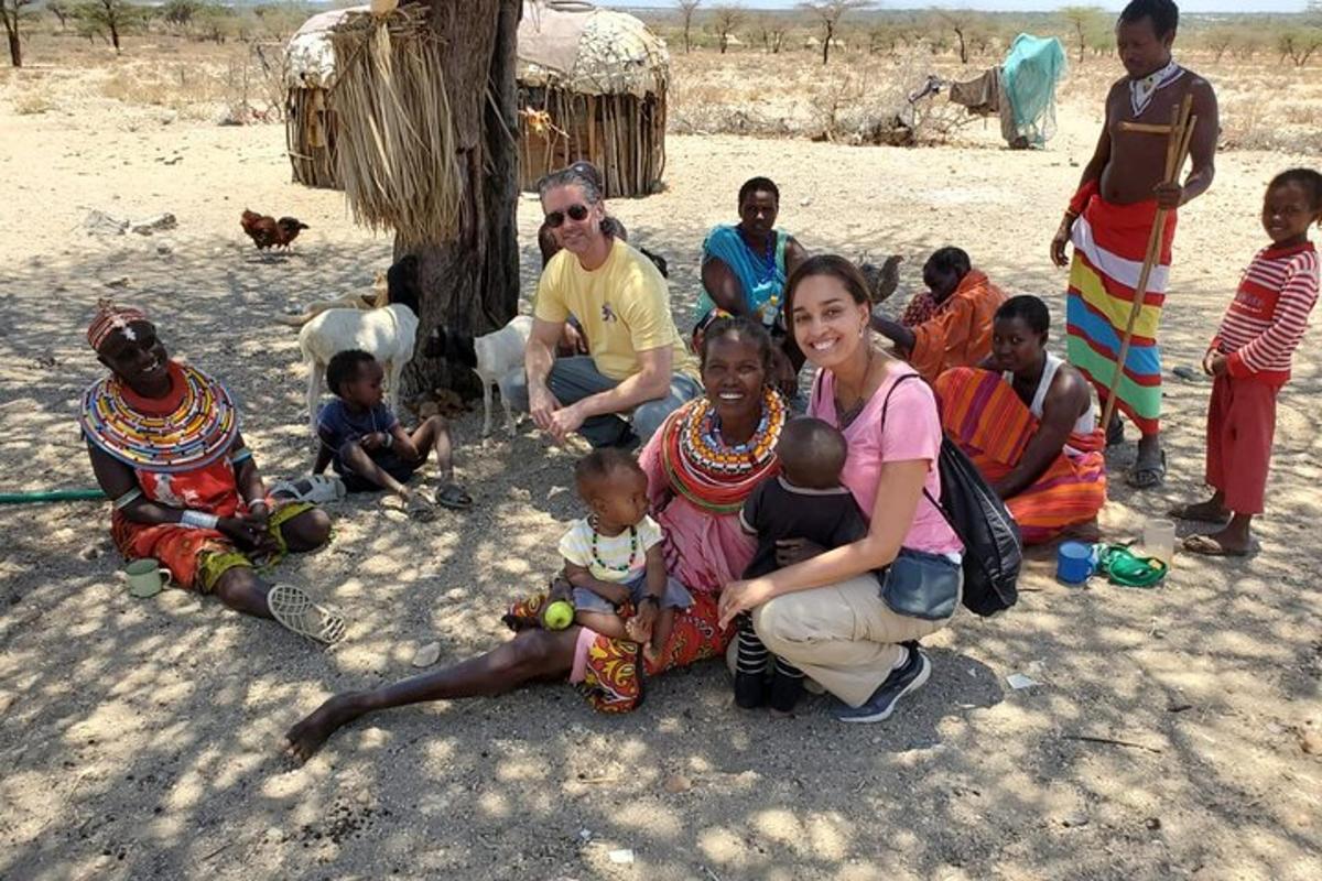 Un grupo de mujeres y niños sentados en el desierto