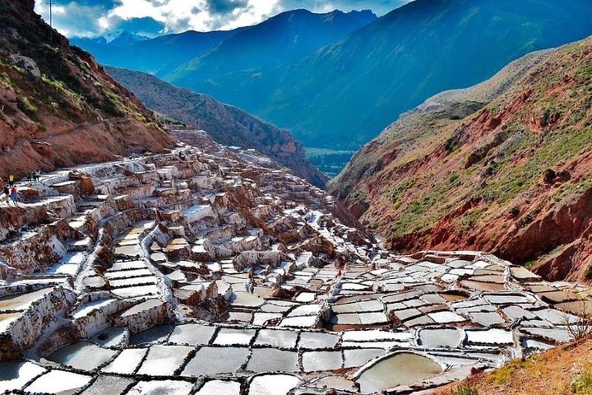 un villaggio sul fianco di una montagna