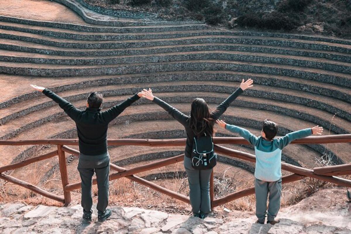 un gruppo di tre persone in piedi davanti a un anfiteatro