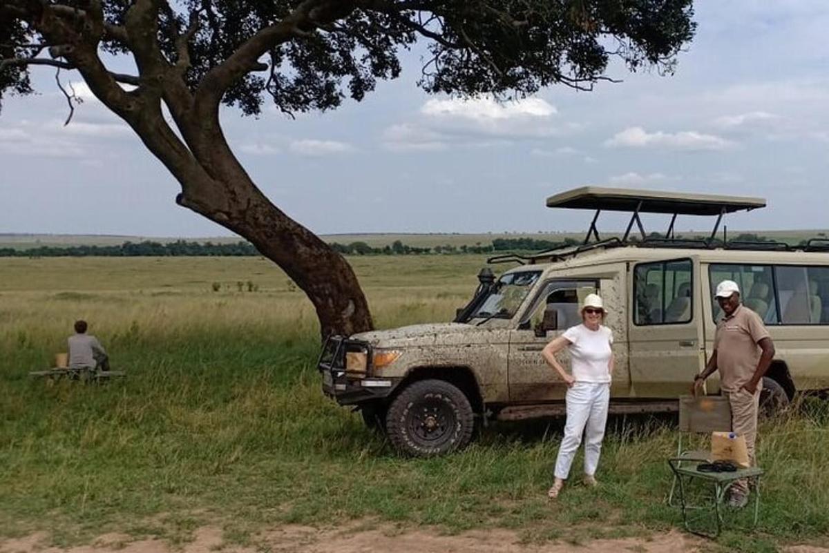 Un hombre y una mujer de pie junto a una camioneta