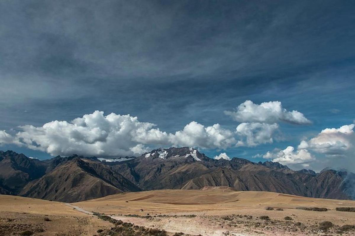 una vista di una catena montuosa con nuvole nel cielo