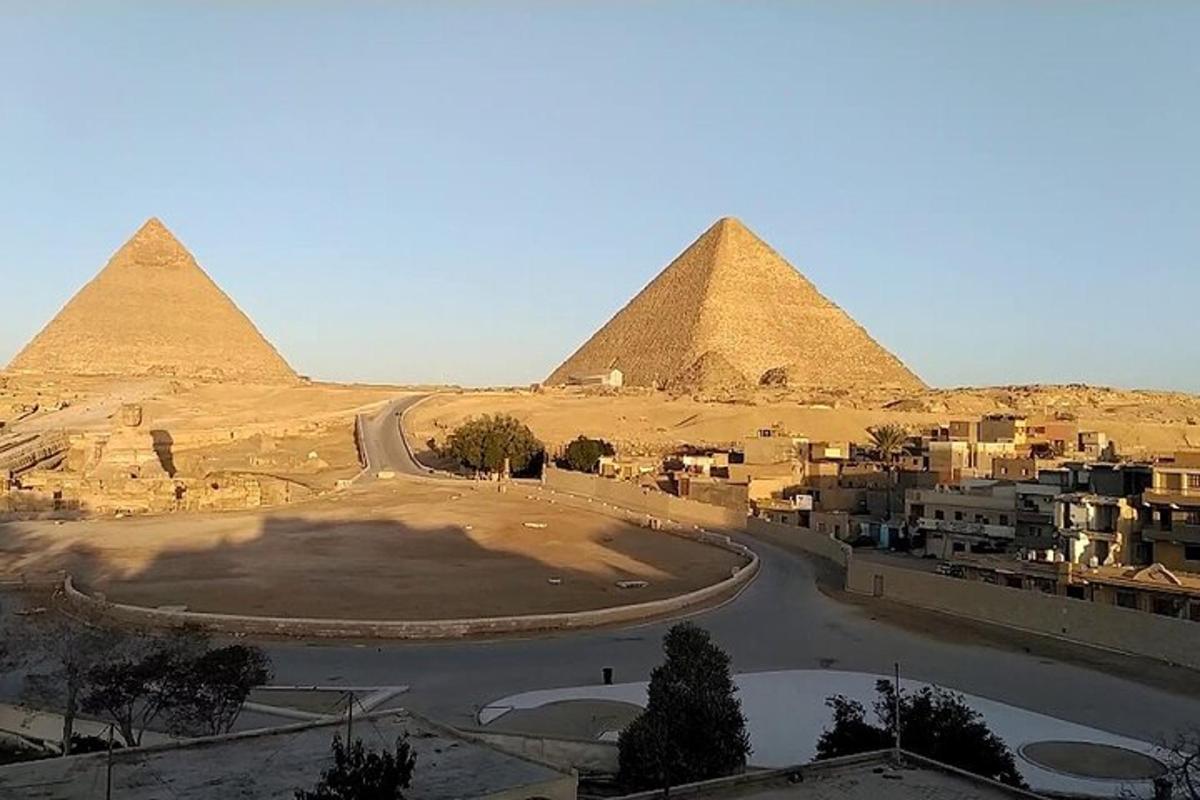 Pohled na pyramidy v Gíze a ulici