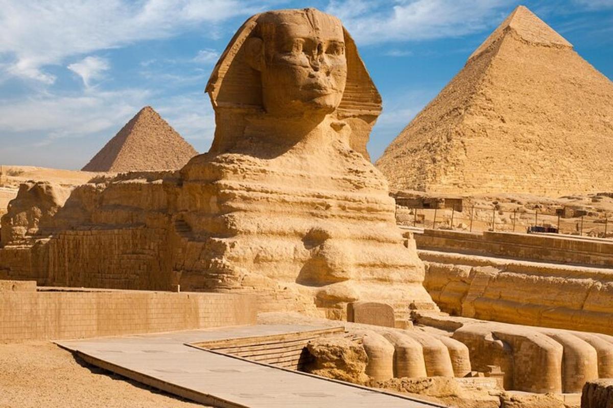 velká socha před pyramidami