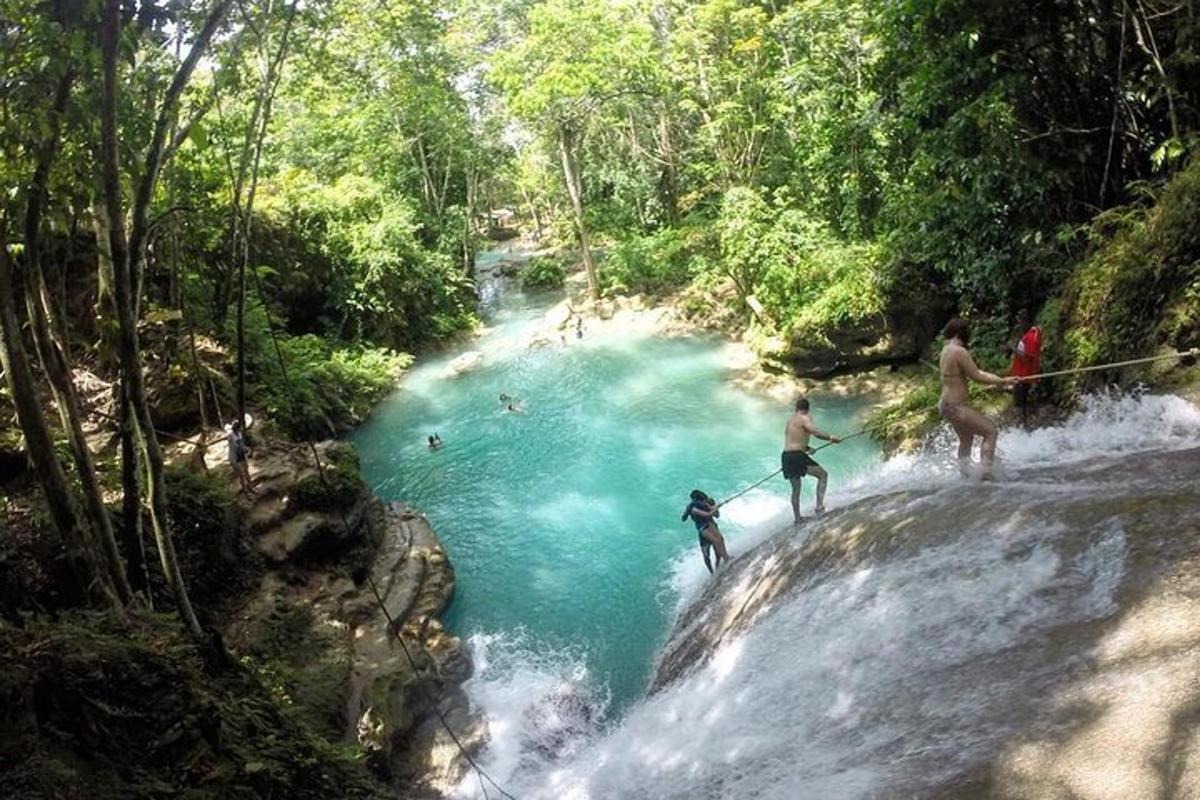 un gruppo di persone che fa surf su una cascata in un fiume