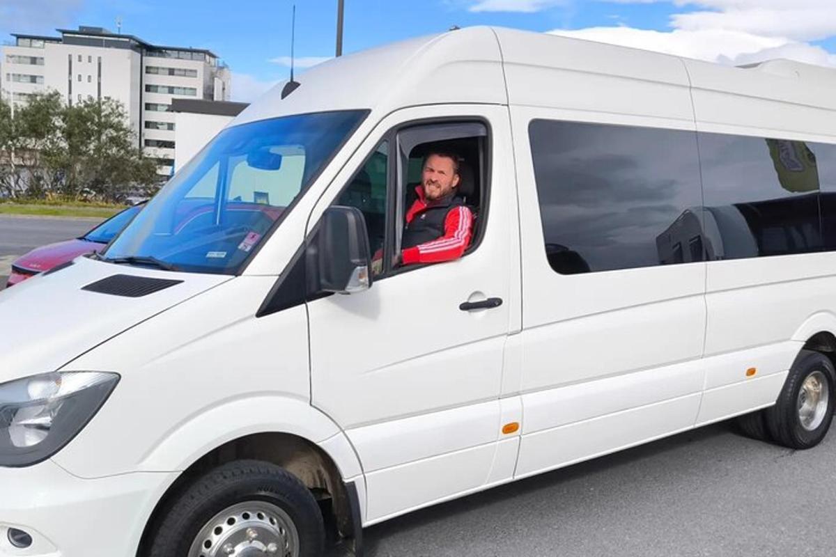 muž sedící na sedadle řidiče bílé dodávky