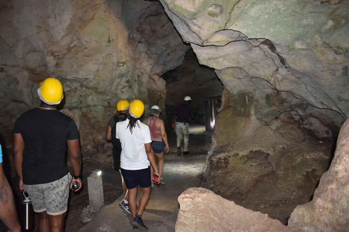 un gruppo di persone che indossano caschi protettivi che camminano in una grotta