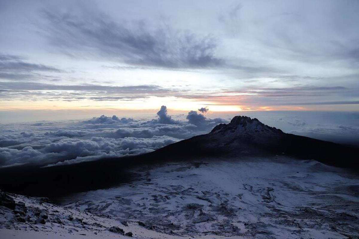 útsýni yfir fjall á himni með skýjum