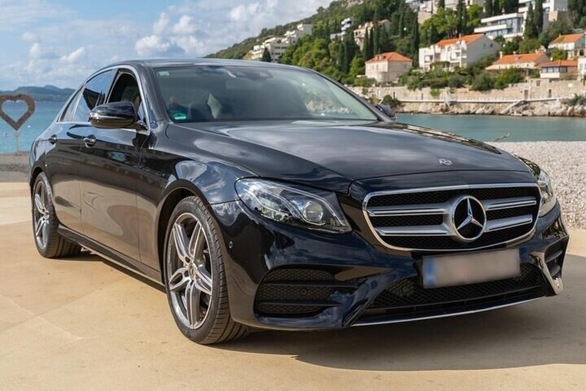 Černé auto Mercedes Benz zaparkované u oceánu