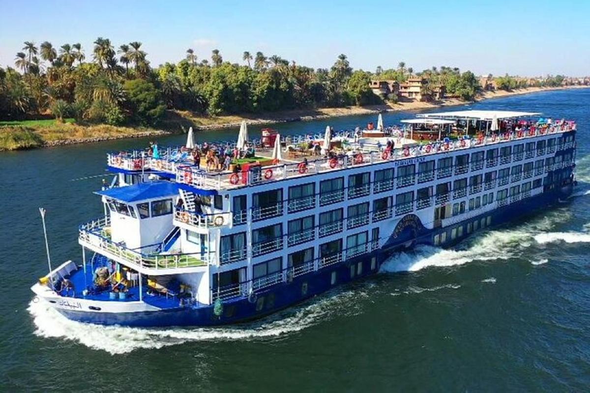 un bateau de croisière rempli de passagers sur l'eau