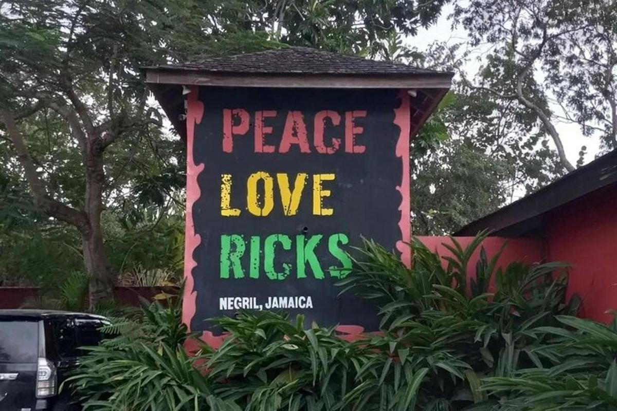Un cartel que dice paz, amo a Ricks.