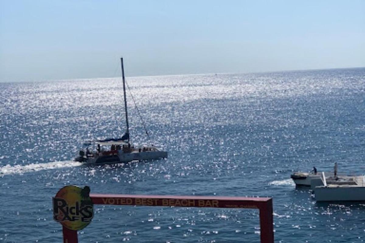 μια μικρή βάρκα στο νερό με δύο βάρκες