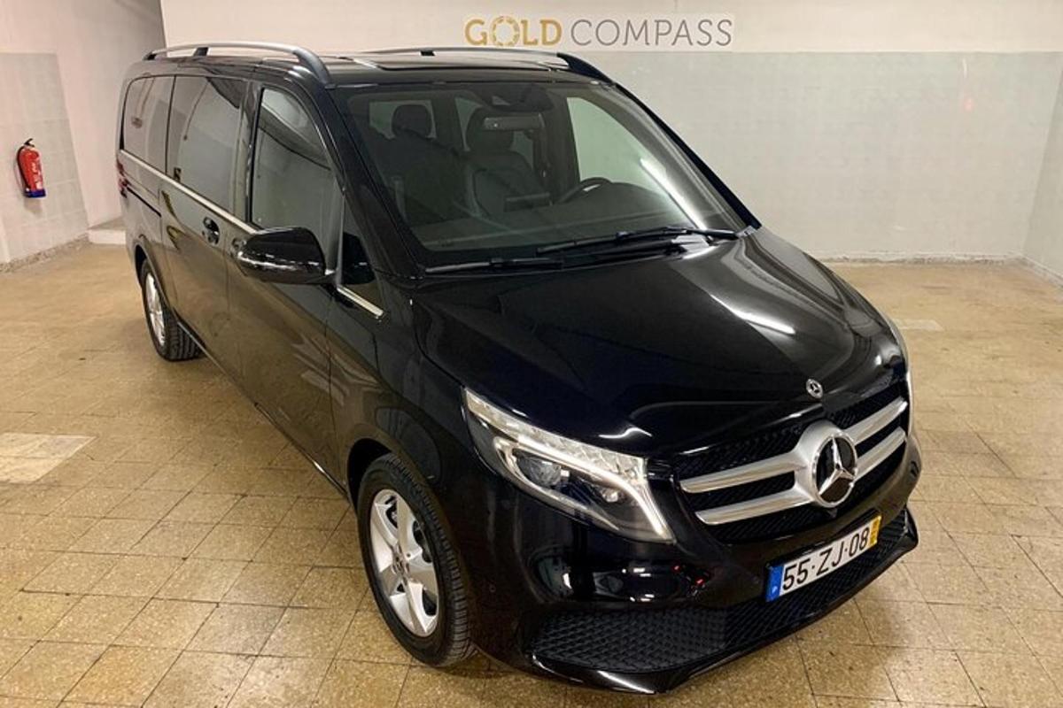 ein schwarzer Lieferwagen steht in einer Garage
