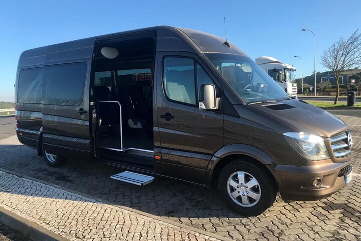 ein schwarzer Lieferwagen, der mit offener Tür auf einem Parkplatz geparkt ist